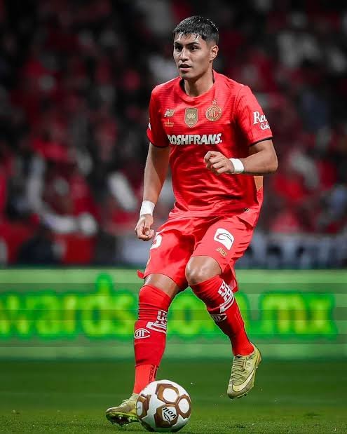 Lfcextension's tweet photo. "Left footed CB dat can play ball clean, break lines, and still lock down defense? Everardo López at 20 years old is doing it for Toluca effortless. Keep your eyes on this guy. 🇲🇽 https://t.co/eyt9PAu0SL