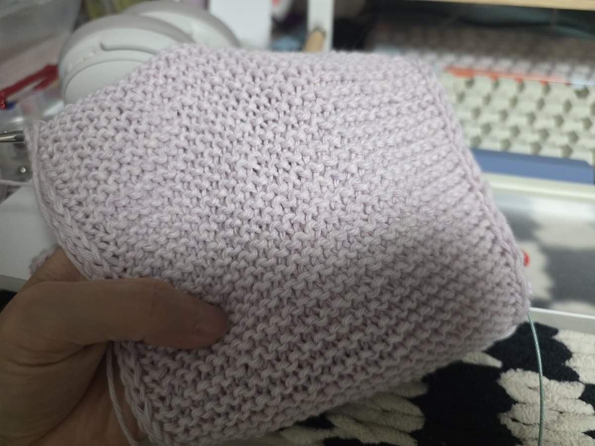 ddmao__'s tweet photo. 난 엠마가 정말 좋아... 이색은 정말 나는 절대 안 살 색인데 선물하려니 안쓸 색도 써보고 생각보다 예뻐서 좋다고 생각중 https://t.co/BlQtXhSim2