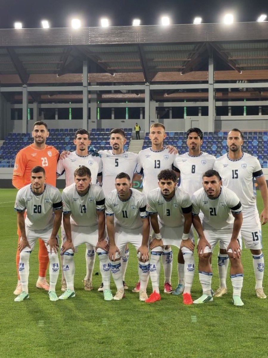 ActuFoot_'s tweet photo. 🚨 L’UEFA a approuvé la demande d’Israël 🇮🇱 de faire porter ce soir face à Irlande 🇮🇪 à ses joueurs des brassards noirs "en mémoire des personnes assassinées lors du massacre du 7 octobre." https://t.co/FCqglIYJuA