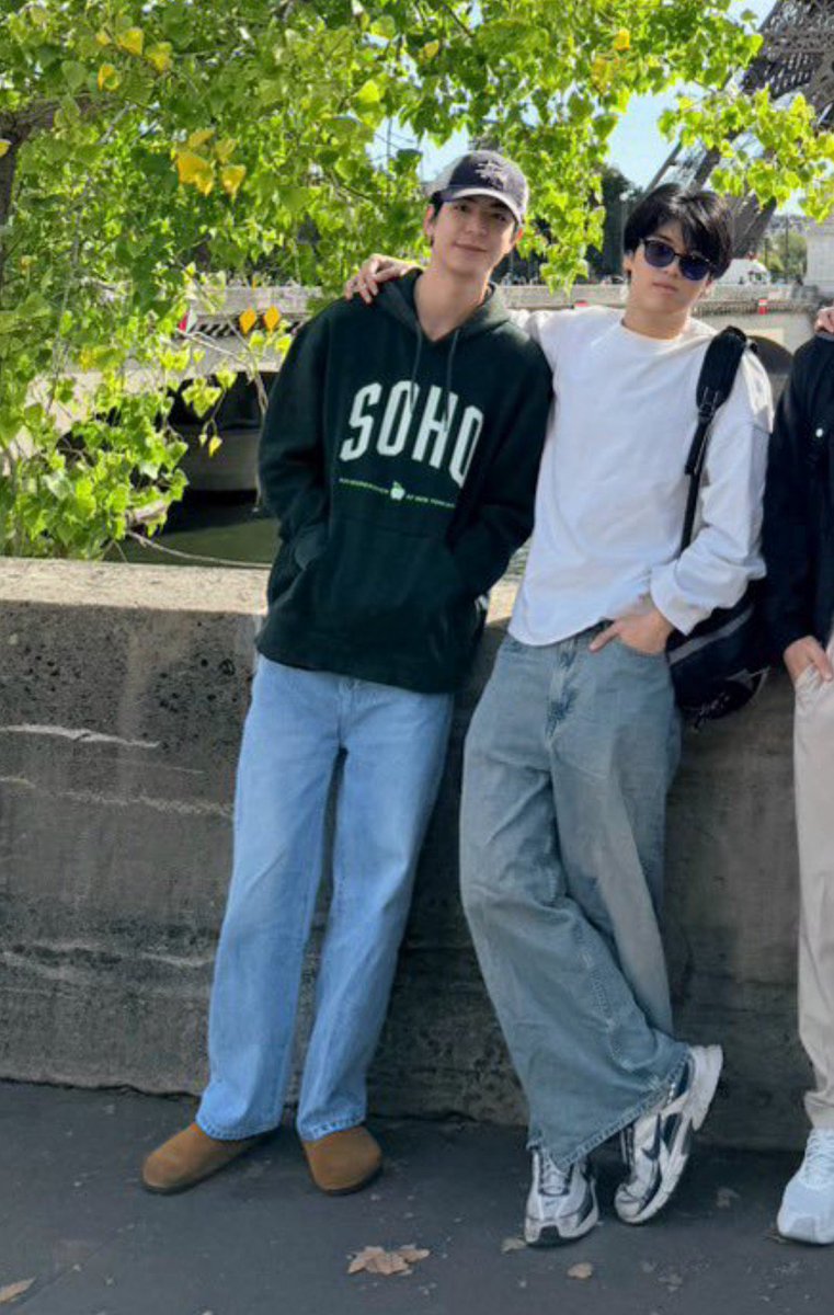 luv4keno's tweet photo. these clo'ver members are obsessed with sea or what?????🧐🫪 https://t.co/LsovjEr4Xb