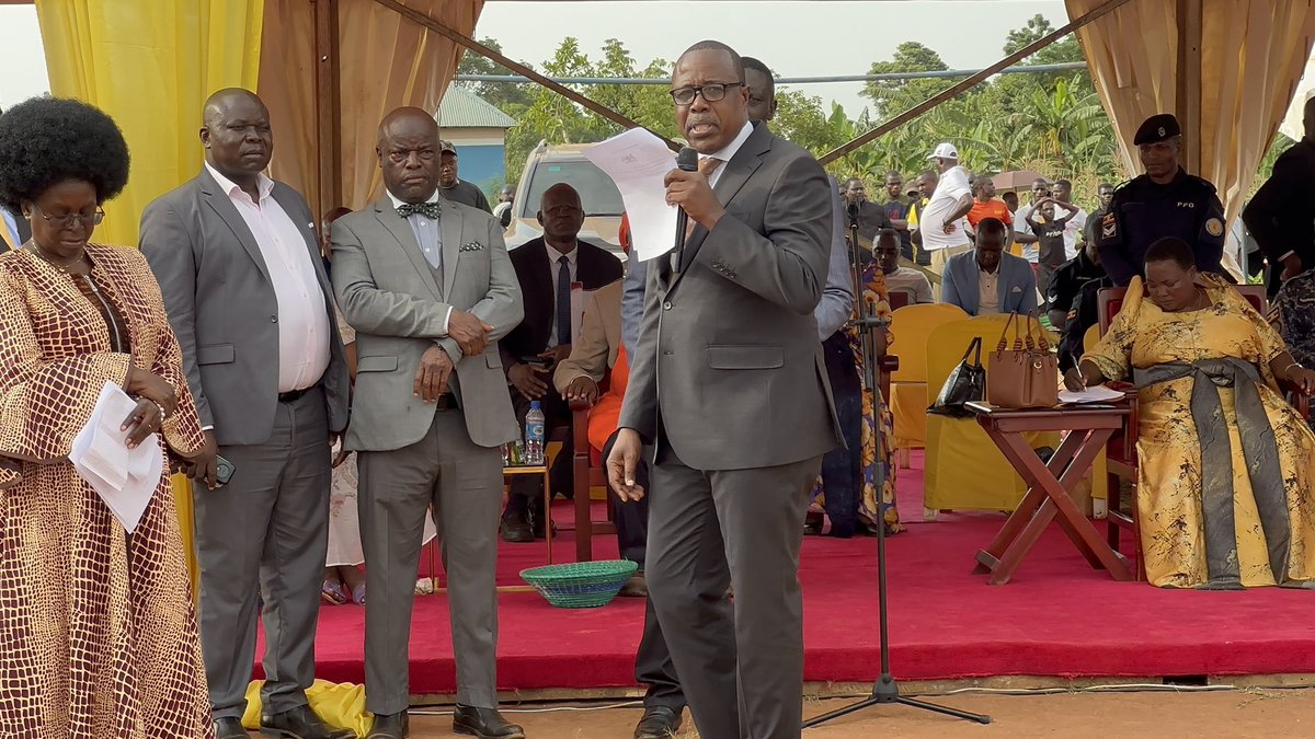DrWakida's tweet photo. Nabumali-Namutumba road has been promised since 1996 when I was in A-Level and has never been done! Bunyole is still cut off from Bukedi &amp; Busoga, dusty and isolated despite recent promises from the President and Speaker that it would be worked on.

#TimeToWork https://t.co/GWcMELLgx2