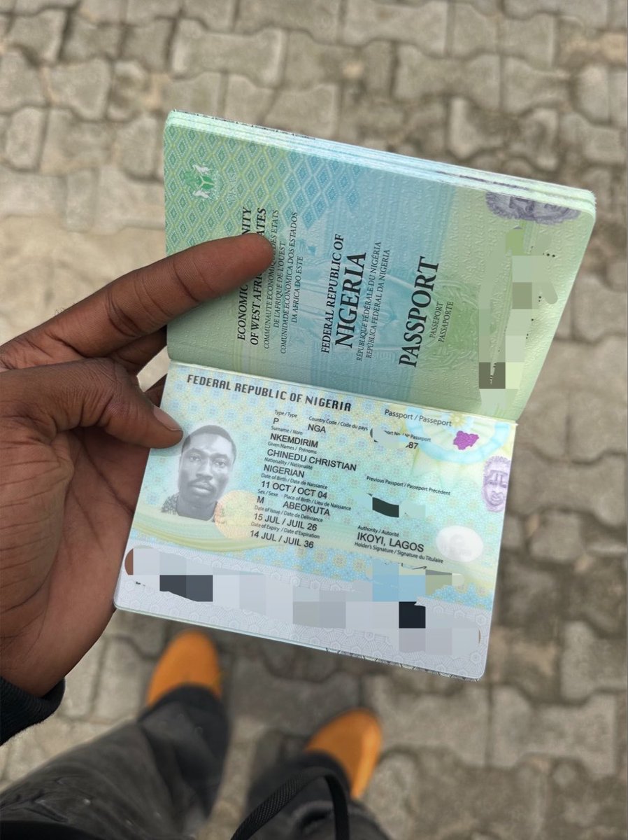 omoyebraids's tweet photo. You’ll be 22 by October and I’ll be 23 by December, you no fit follow them call me small pikin because I’m literally older than you. 

Sit this one out. https://t.co/I4SOGU3Knb