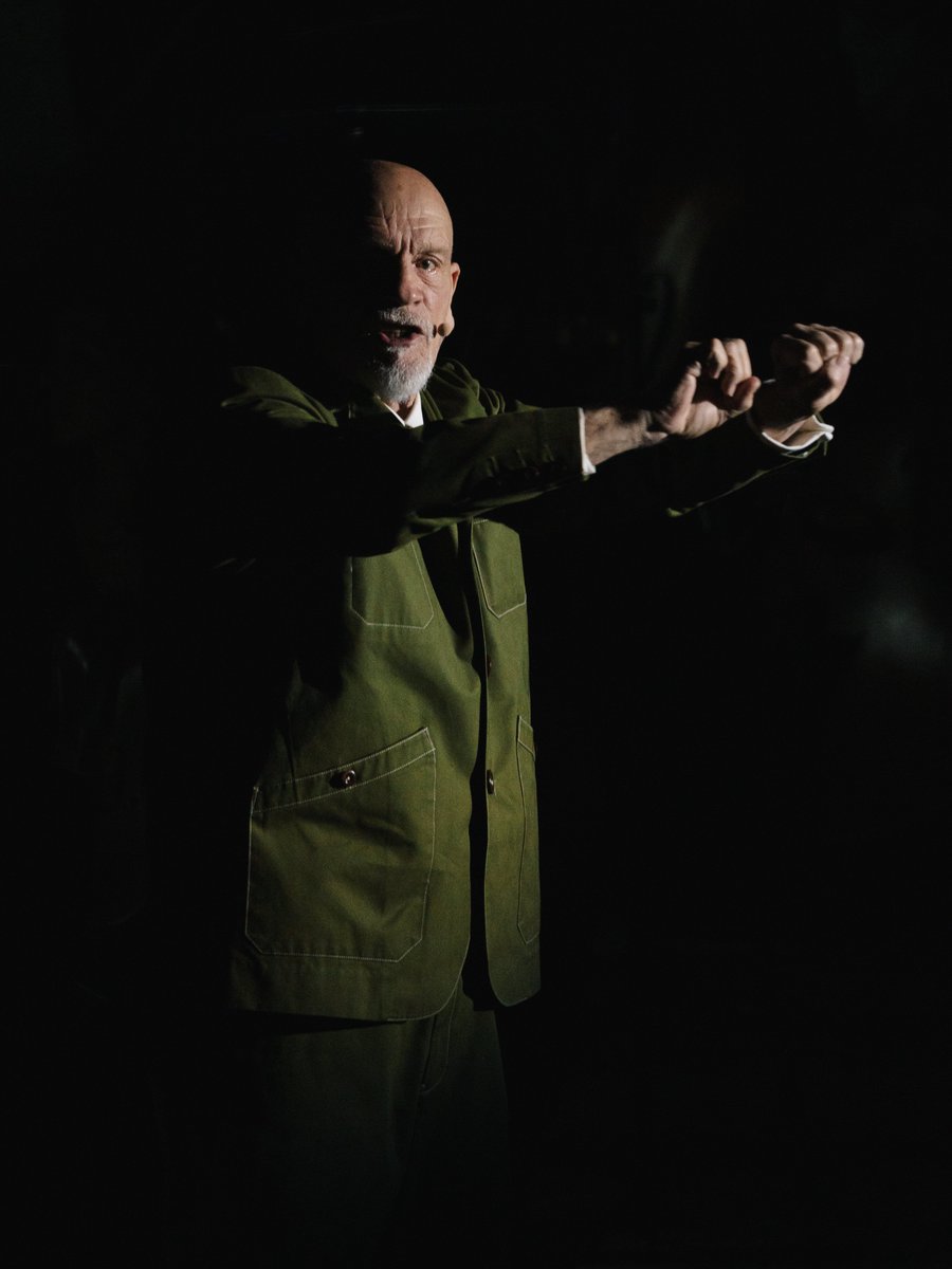 CulturaUNAM's tweet photo. 🎭📖 Malkovich se hizo de Sabato y emprendió un viaje paranoico entre la luz de la ceguera y la oscuridad de la razón, en un mundo regido por fuerzas subterráneas que gobiernan desde las sombras.

🎹🎻Con la música desesperada de Alfred Schnittke en las manos de Anastasya Terenkova y músicos de la @OFUNAM, #JohnMalkovich estrenó en México Informe sobre ciegos, una puesta iluminadora, basada en un capítulo de la novela Sobre héroes y tumbas, de Ernesto Sabato, en la Sala Nezahualcóyotl.

¡Todo un hito del #FestivalCulturaUNAM 2026! 👏

@aterenkova
📷 Rodrigo Vázquez / Archivo CulturaUNAM