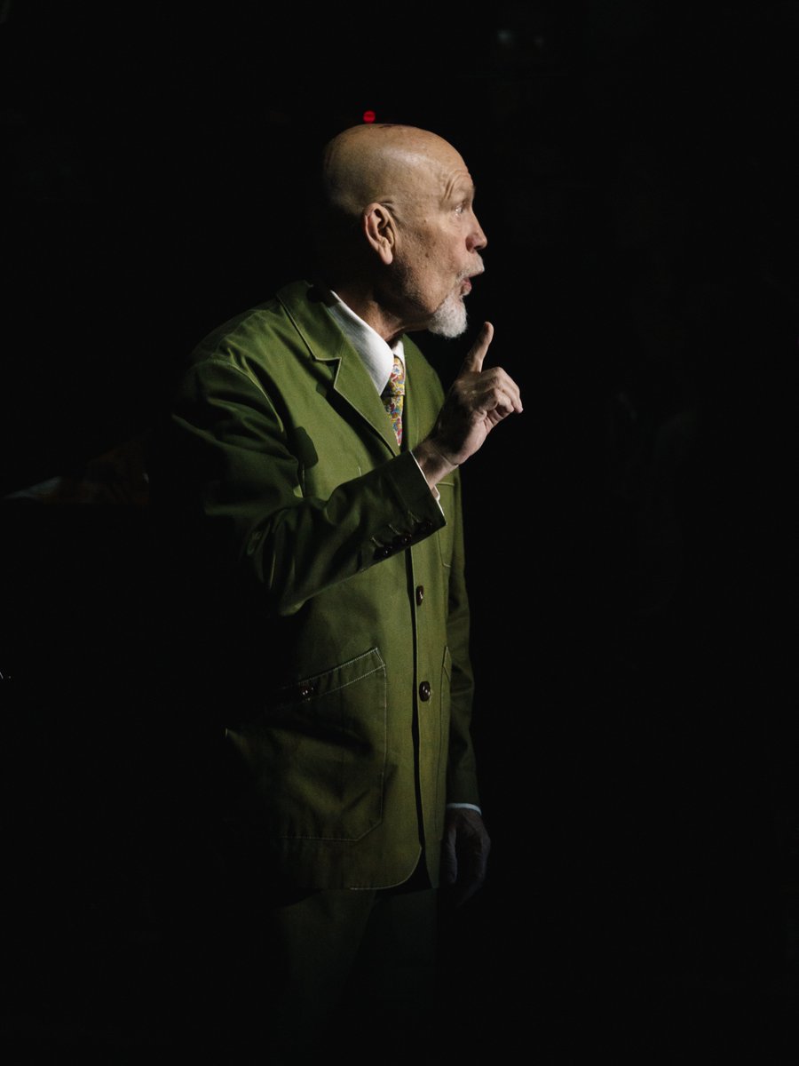 CulturaUNAM's tweet photo. 🎭📖 Malkovich se hizo de Sabato y emprendió un viaje paranoico entre la luz de la ceguera y la oscuridad de la razón, en un mundo regido por fuerzas subterráneas que gobiernan desde las sombras.

🎹🎻Con la música desesperada de Alfred Schnittke en las manos de Anastasya Terenkova y músicos de la @OFUNAM, #JohnMalkovich estrenó en México Informe sobre ciegos, una puesta iluminadora, basada en un capítulo de la novela Sobre héroes y tumbas, de Ernesto Sabato, en la Sala Nezahualcóyotl.

¡Todo un hito del #FestivalCulturaUNAM 2026! 👏

@aterenkova
📷 Rodrigo Vázquez / Archivo CulturaUNAM