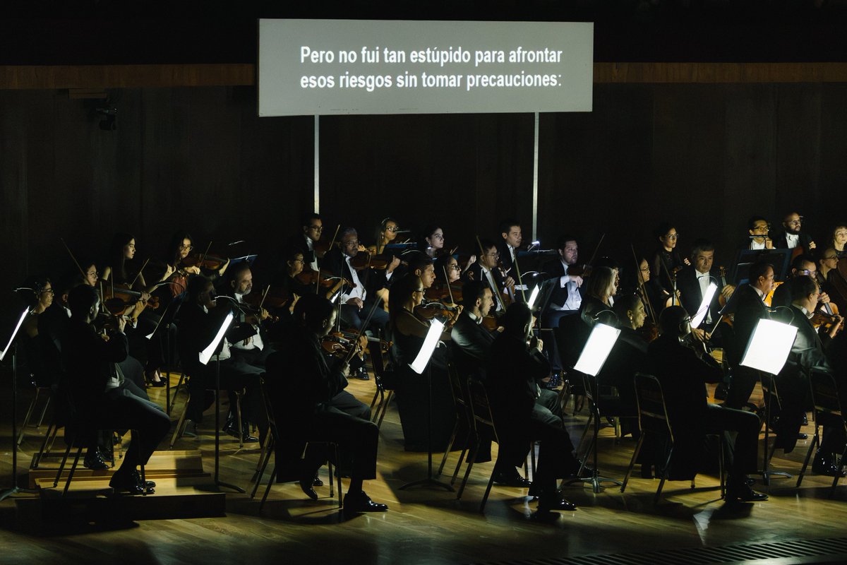 CulturaUNAM's tweet photo. 🎭📖 Malkovich se hizo de Sabato y emprendió un viaje paranoico entre la luz de la ceguera y la oscuridad de la razón, en un mundo regido por fuerzas subterráneas que gobiernan desde las sombras.

🎹🎻Con la música desesperada de Alfred Schnittke en las manos de Anastasya Terenkova y músicos de la @OFUNAM, #JohnMalkovich estrenó en México Informe sobre ciegos, una puesta iluminadora, basada en un capítulo de la novela Sobre héroes y tumbas, de Ernesto Sabato, en la Sala Nezahualcóyotl.

¡Todo un hito del #FestivalCulturaUNAM 2026! 👏

@aterenkova
📷 Rodrigo Vázquez / Archivo CulturaUNAM