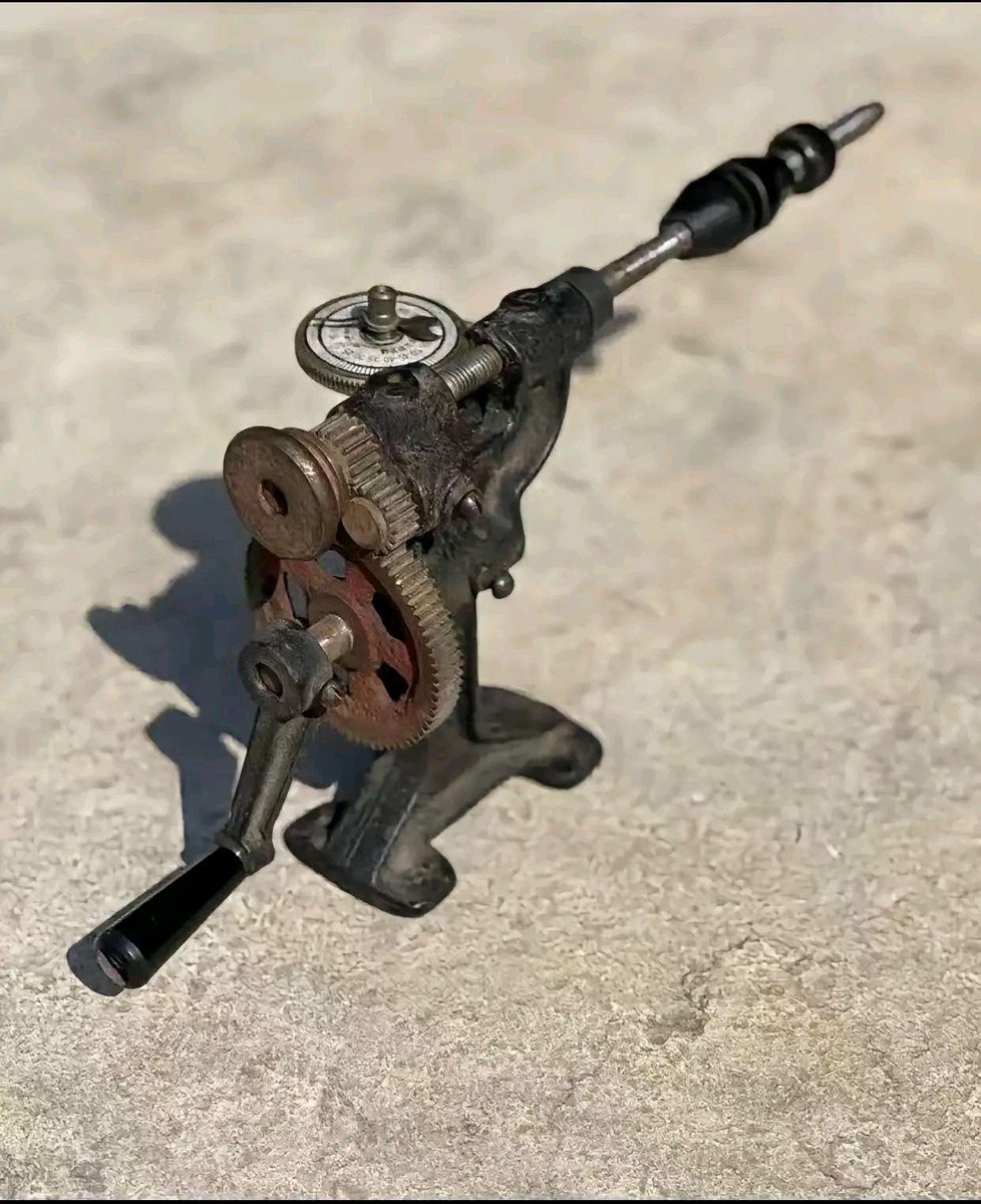 KimberlyGiyuvq's tweet photo. Hoy me encontré una figura rara, con partes que parecen de metal viejo, un poco desaliada, pero con un aire que no se puede explicar. https://t.co/9uFfcvakwL