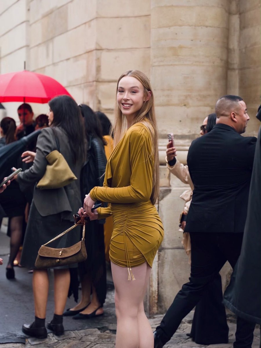 ellabeattybr's tweet photo. É muito linda mesmo!! Ella Beatty no desfile da Balmain no Paris Fashion Week https://t.co/TYcbG8TAUY