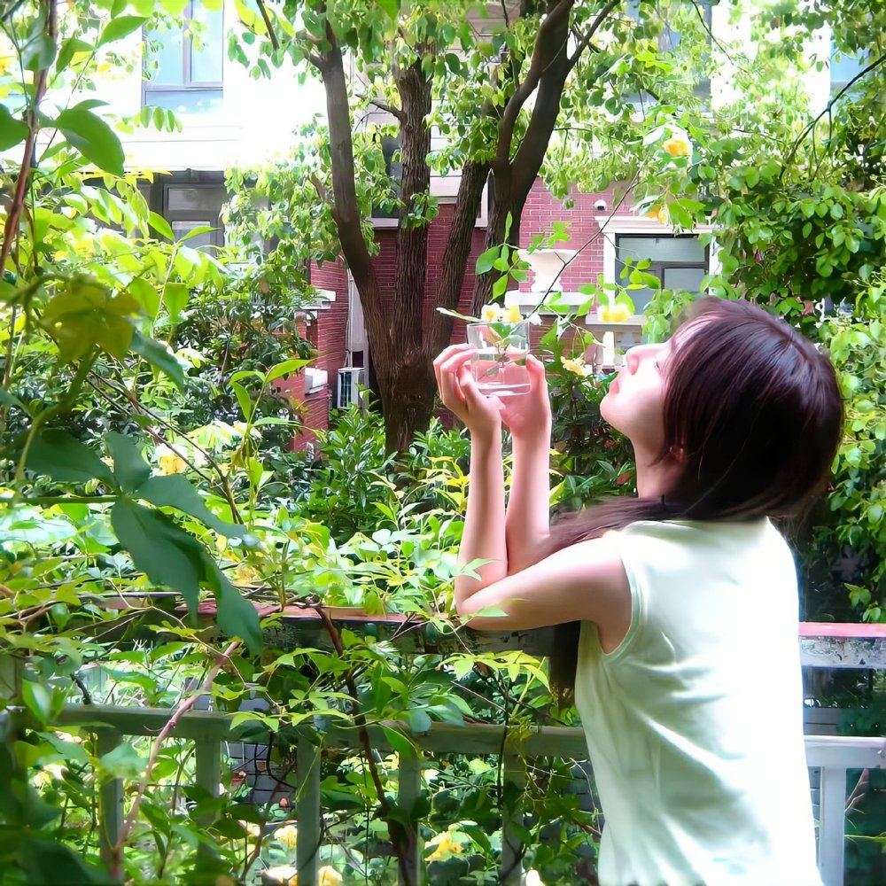 KinsleyLouqz's tweet photo. La chica está en el jardín, hay sal en la mesa y un palo de bambú. https://t.co/icLO3wwzhb