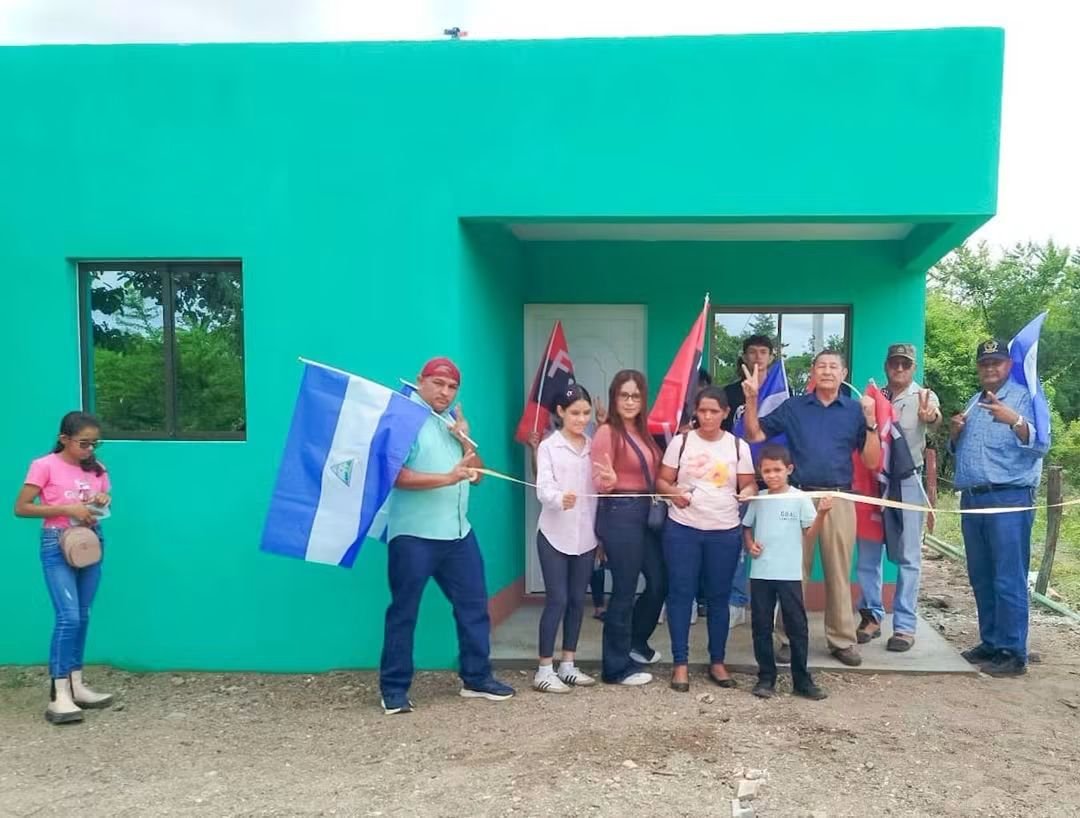 radio580nic's tweet photo. 📍🇳🇮 Cinco familias de #ElSauce, #León, recibieron nuevas viviendas dignas a través del programa Bismarck Martínez. #Radio580 #Nicaragua https://t.co/4jKTyCXaHl