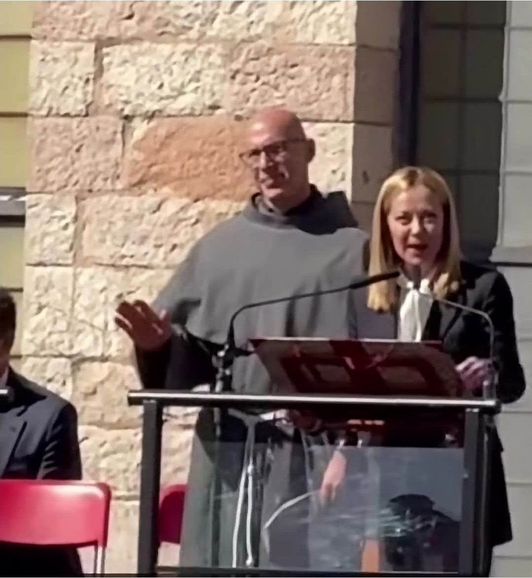 Antonio13869142's tweet photo. Contestata e fischiata anche ad #Assisi https://t.co/WM4GoDrmqr