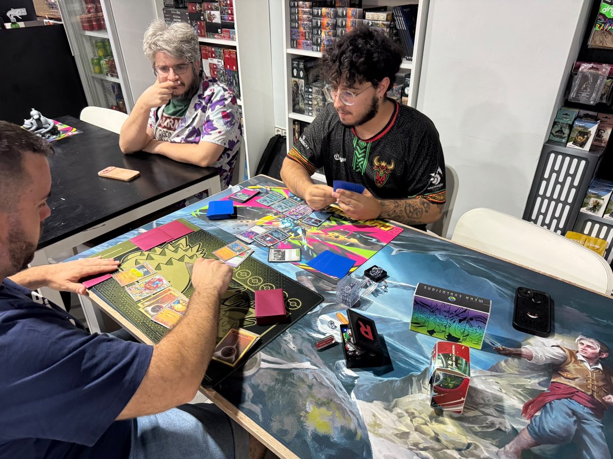 LosBiXosTCG's tweet photo. Seguimos cosechando victorias en el equipo, @xEkkonomico gana el cup de Sharkgames Antequera con una increíble run!!, recordemos también que el dia anterior venía de un segundo puesto en otro cup en Córdoba, enhorabuena y a seguir!! #UnionBixos https://t.co/fFqDRBlSK8