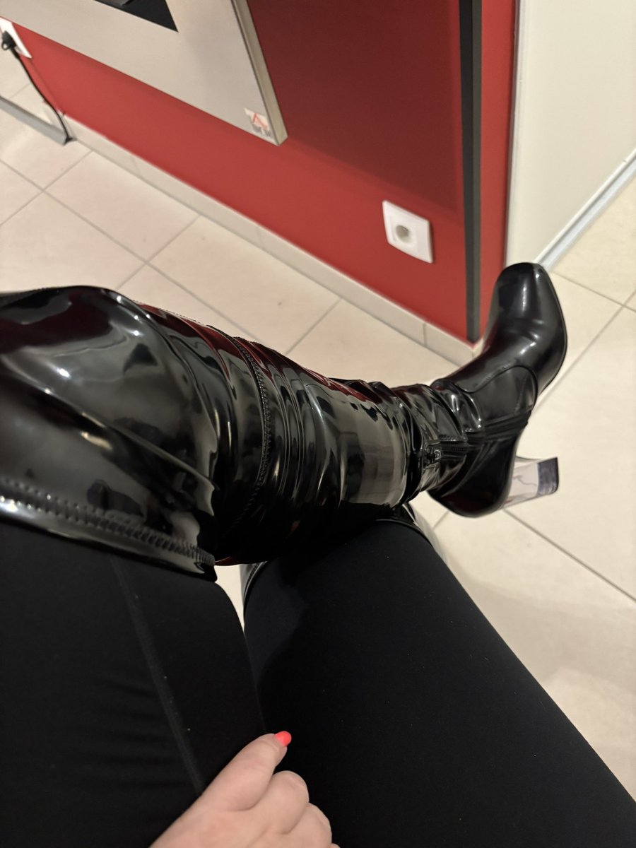 patronne77's tweet photo. Au faite ! 
J’ai reçu mes nouvelles bottes 👢 

Tu en penses quoi ? https://t.co/2rVjubWLJV