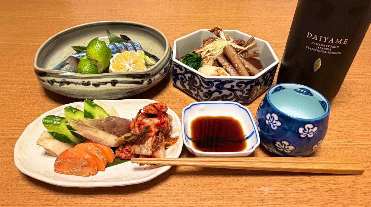 55nonitijiyou's tweet photo. 昨夜は、しめ鯖、鯛あら焚き、漬物盛合せ、連れはだいやめ湯割り。一日中の雨……特にやる事もなく結局はデスクで仕事。大して腹もへる事なくツマミ程度の食事。さてと今週末は連休、晴れると良いな。そしてご馳走様でした

#おうちごはん
#よるごはん
#ひとりめし https://t.co/CKVE5OZoVk