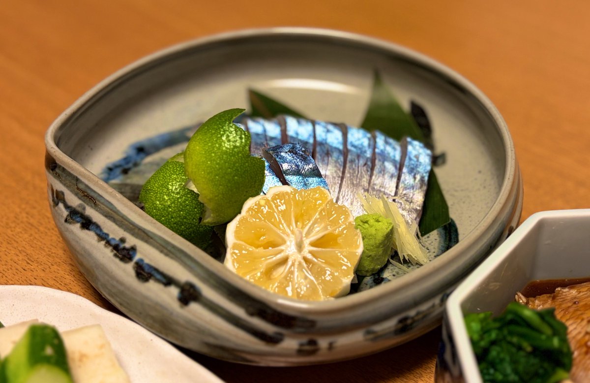 55nonitijiyou's tweet photo. 昨夜は、しめ鯖、鯛あら焚き、漬物盛合せ、連れはだいやめ湯割り。一日中の雨……特にやる事もなく結局はデスクで仕事。大して腹もへる事なくツマミ程度の食事。さてと今週末は連休、晴れると良いな。そしてご馳走様でした

#おうちごはん
#よるごはん
#ひとりめし https://t.co/CKVE5OZoVk