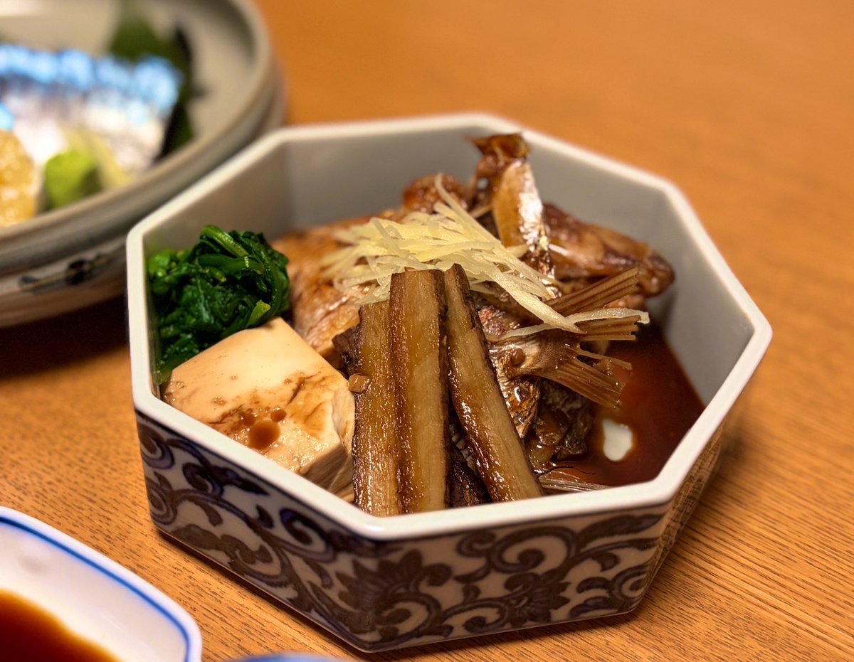 55nonitijiyou's tweet photo. 昨夜は、しめ鯖、鯛あら焚き、漬物盛合せ、連れはだいやめ湯割り。一日中の雨……特にやる事もなく結局はデスクで仕事。大して腹もへる事なくツマミ程度の食事。さてと今週末は連休、晴れると良いな。そしてご馳走様でした

#おうちごはん
#よるごはん
#ひとりめし https://t.co/CKVE5OZoVk