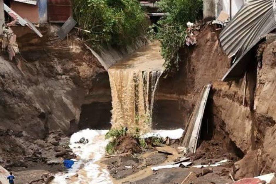 VIDEO: Fuerte caudal del río Pinula pasa bajo el puente de Villa Hermosa