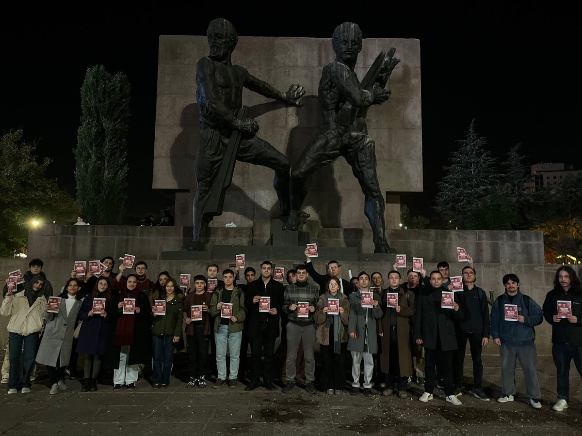 TGBAnkara's tweet photo. 📍 Güvenpark

"Birleşen Gençlik Tam Bağımsız Türkiye" yürüyüşümüzün başlangıç noktası olan Güvenpark'ı bildirilerimizle donattık 🇹🇷

29 Ekim'de sen de bizimle birlikte Anıtkabir'e gel! 

🔗 Katılım formu için profildeki bağlantıyı ziyaret edebilirsin https://t.co/ttLblcSClD