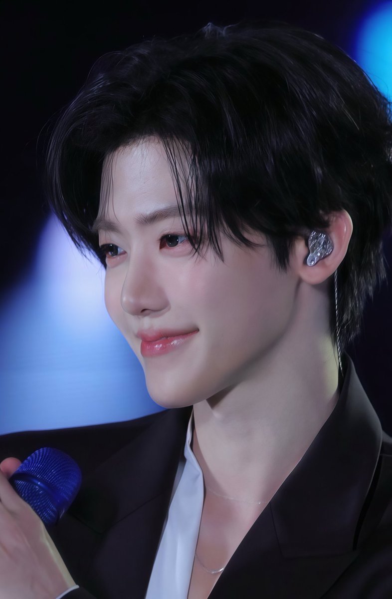 loviehyunie's tweet photo. pretty pink princess who enchants you with his soft looks only to then swallow you whole like a snake https://t.co/UIQEBbwiKV