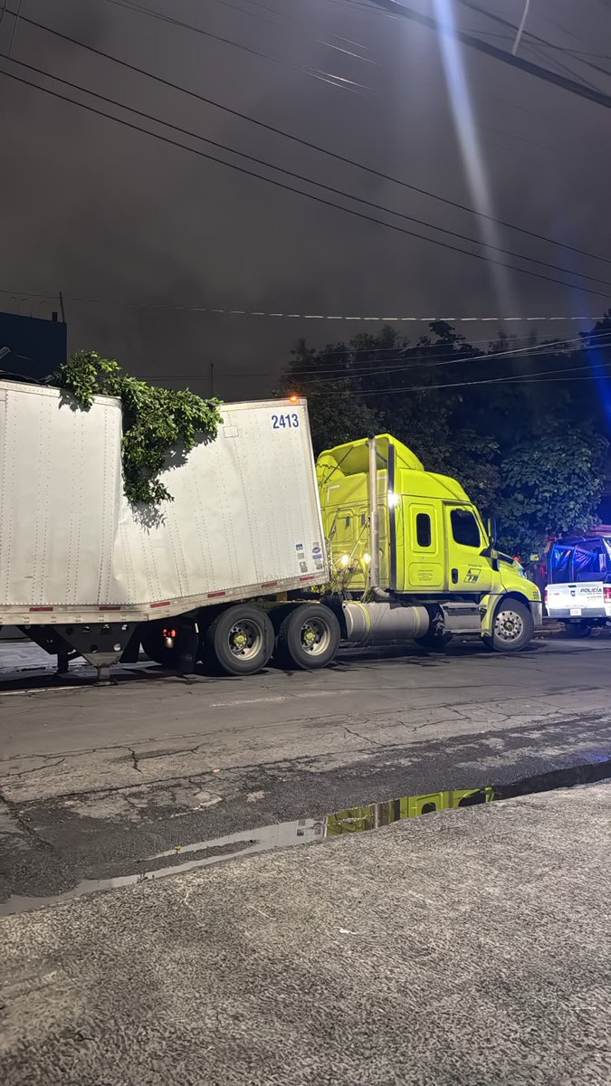 JessGallardoM's tweet photo. @OscarLR98 @Bomberos_CDMX @AlcCuauhtemocMx @JefeVulcanoCova @MEXTRAN @AlessandraRdlv El hoyo lleva más de un año ahí. Pipas de gas, camiones de carga y muchos autos han sufrido percances hace menos de un mes chocaron unos carros.  
Llevamos meses levantando reportes 
@AlessandraRdlv @GobCDMX @ClaraBrugadaM @C5_CDMX @locatel_mx @nmas @adn40 @Milenio https://t.co/qBjuh4AZVg