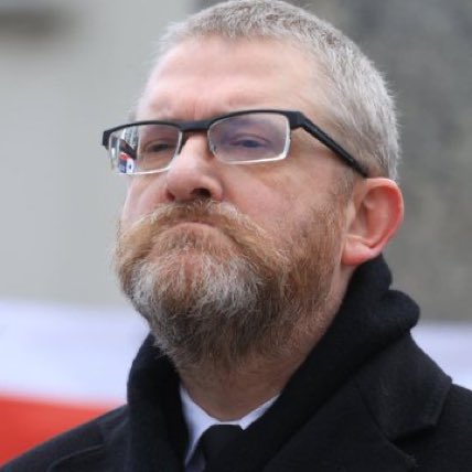 Propeertys's tweet photo. Brytyjscy zwolennicy Brexitu, 2016:

„Nie chcemy Polaków. Wyjdźmy z UE, a potem realizujmy masową imigrację z Indii i Pakistanu.”

Polska skrajna prawica, 2026:

„Nie chcemy Ukraińców. Wyjdźmy z UE, a potem realizujmy masową imigrację z Indii.” 
Za Brexit płacili Rosjanie kto płaci Braun ❓🤔