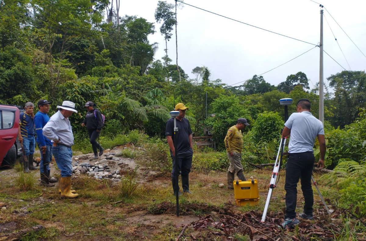 Agricultura_CZ2's tweet photo. #Napo | ¡Más familias avanzan hacia la seguridad jurídica de la tierra!

En articulación con el GAD de Arosemena Tola, inspeccionamos predios rurales para avanzar en su legalización, beneficiando a tres familias.

Las escrituras brindan seguridad y tranquilidad sobre sus tierras. https://t.co/3XPt8EUvZU