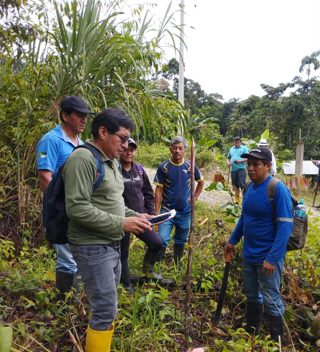Agricultura_CZ2's tweet photo. #Napo | ¡Más familias avanzan hacia la seguridad jurídica de la tierra!

En articulación con el GAD de Arosemena Tola, inspeccionamos predios rurales para avanzar en su legalización, beneficiando a tres familias.

Las escrituras brindan seguridad y tranquilidad sobre sus tierras. https://t.co/3XPt8EUvZU