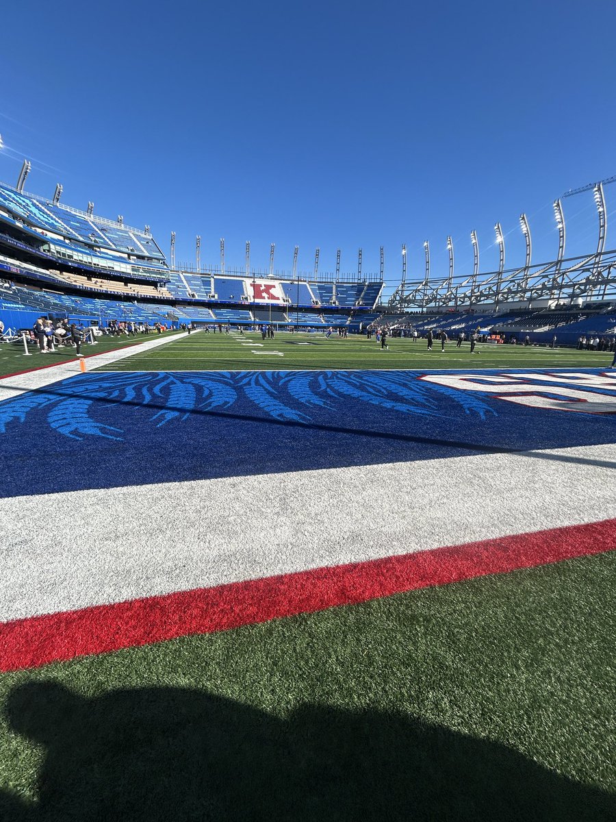 _CalebHill_'s tweet photo. Had a great game day @KU_Football And got to see my former teammate @jackutz35! Awesome environment and staff! Can’t wait to be back. @JPRockMO @jeremycrabtree @_pcpirates @KFlahertyKU @CoachWallaceKU @CoachMalone816 https://t.co/Lxd73fWMSH