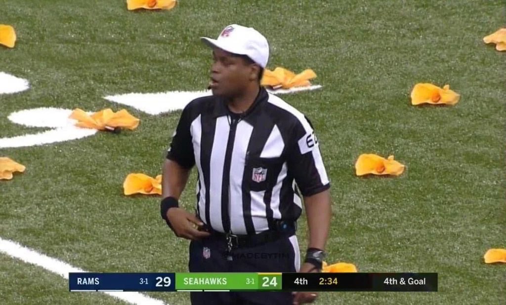 BuiltForLA's tweet photo. Refs anytime the Rams get a positive play or make a nice defensive play https://t.co/NbHaHihFIr