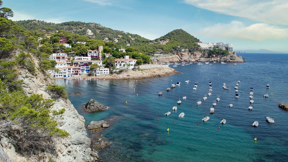 ReeseCartefebj's tweet photo. Ayer descubrí un pueblo costero pequeo donde el tiempo se detiene, comí pescado fresco en una chiringuito junto al mar y tomé fotos que recordaré toda la vida.  #ViajeEspaa https://t.co/Oml7Mn9dI4