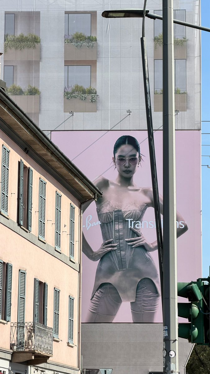 JennieDCGallery's tweet photo. 261005 #JENNIE for Ray-Ban Transitions® lenses campaign featured on giant billboard in Milan, Italy. https://t.co/Iu4B0E5OQ5