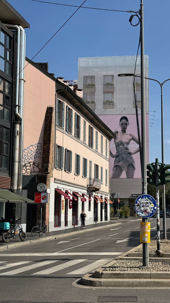 JennieDCGallery's tweet photo. 261005 #JENNIE for Ray-Ban Transitions® lenses campaign featured on giant billboard in Milan, Italy. https://t.co/Iu4B0E5OQ5