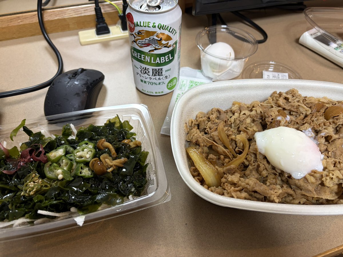 cabbagech's tweet photo. 昼飯抜いたからメガ牛丼食らう( 'ω') https://t.co/5BDn99QAyY
