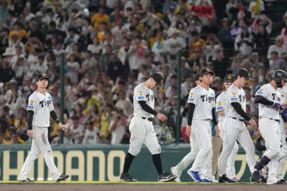 livedoornews's tweet photo. 【プロ野球】“あと1球コール”に賛否「リスペクトに欠ける」「鼓舞しているんだ」
https://t.co/lI6hisVl3A

阪神は17日、1点リードの9回で「あと1球」コールが湧き起る中で逆転打を浴びた。そんな中、Xでは「『あと1球』コール、そろそろ見直しませんか？」などと、疑問視する声が多数上がった。 https://t.co/VKshuChEXm