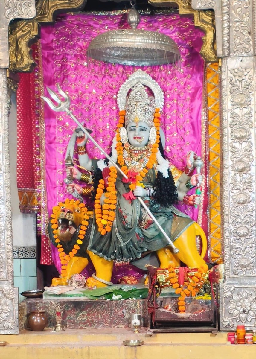 mishrakuldeep52's tweet photo. आज शारदीय नवरात्रि की पावन महानवमी तिथि पर गिरवां में खत्री पहाड़ स्थित माँ विंध्यवासिनी के सपरिवार दर्शन-पूजन  कर आशीर्वाद प्राप्त किया....।।

मातारानी से प्रार्थना है कि सभी पर अपनी कृपा बनाए रखें, सभी को सुख, समृद्धि और उत्तम स्वास्थ्य प्रदान करें।
जय माता दी। 🙏🏻
#navratri https://t.co/7fiwptJaGs