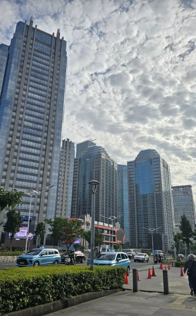 velocity300's tweet photo. Di balik ramai nya Kota ini terselip harapan yg amat besar utk masa depan https://t.co/ENJSf9eoLa