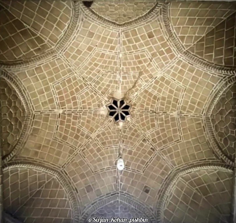 MehdiZandpoor's tweet photo. خانه تاریخی عطاری سیرجان تخریب شد.
این خانه با الگو از خانه زرتشتیان کرمان کار محمد شجاعی، معمار بادگیر چپقی سیرجان بوده است. این خانه با بادگیر، تالار، سه‌دری، اتاق زمستان، اتاق تابستان، اتاق کار، هشتی، دالان، ورودی، مطبخ و حیاط زیبا از نمونه‌های معماری سیرجان بوده است. https://t.co/9ZEchG88mv