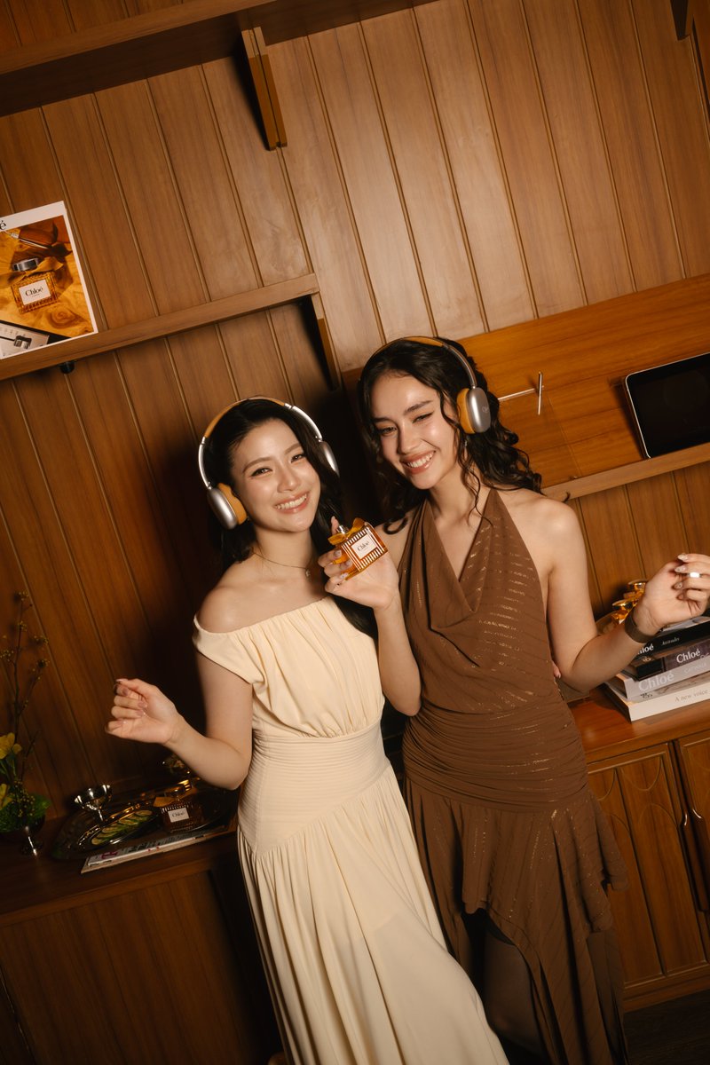 mintmag_th's tweet photo. สวยตัวหอม! ‘จินนี่-เจน่า’ ร่วมถ่ายทอดเสน่ห์ของน้ำหอม Chloé Le Nectar กลิ่นหอมแนว Neo-Vintage Gourmand โดยได้แรงบันดาลใจจากจิตวิญญาณอันเป็นอิสระของยุค 1970s ผสานความอบอุ่น นุ่มนวล เบาสบาย สะท้อนความเป็นผู้หญิงที่เชื่อมั่นในตัวเอง มาในขวดแก้วดีไซน์จีบอันเป็นเอกลักษณ์ โดดเด่นด้วยเฉดสีอำพันอันอบอุ่นพร้อมริบบิ้นสีทอง 💚

#GinnyJayna
#Chloeparfums
#ChloeparfumsTH
#LeNectar
#MintNews