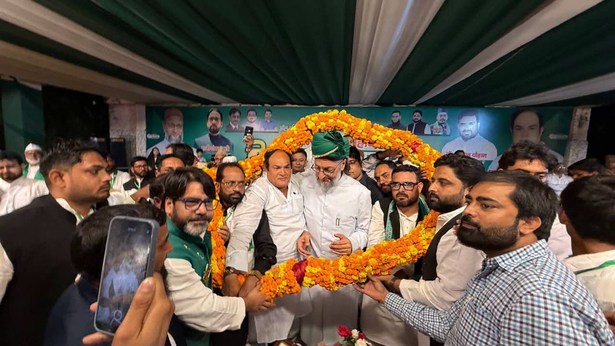 OsamaRajput0786's tweet photo. उत्तर प्रदेश के रामपुर में विशाल जनसभा को संबोधित करते हुए AIMIM पार्टी के चीफ बैरिस्टर असदुद्दीन ओवैसी साहब 

उत्तर प्रदेश की सियासत में बड़ा होना वाला हैं! https://t.co/EPcFHr7Sth