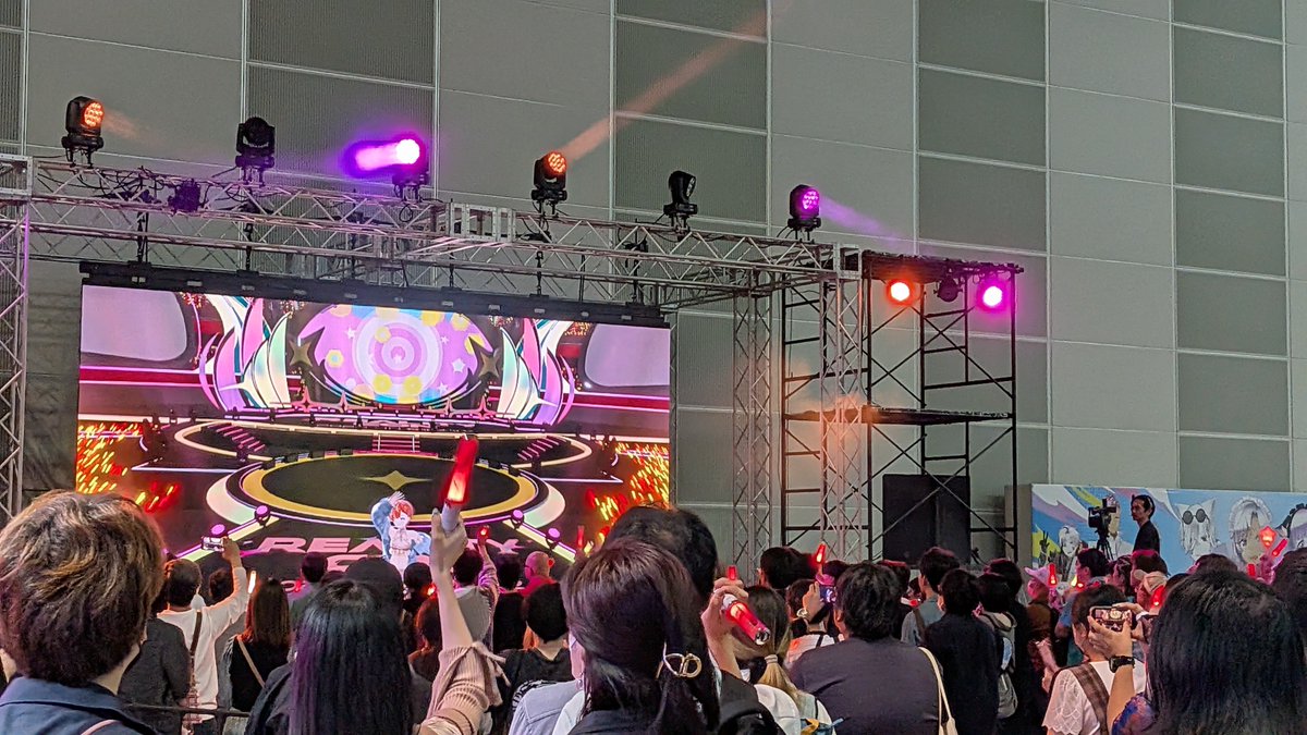 Libuiro's tweet photo. リアコンに行ってきました✨
アバターでプリクラが撮れたんだけど、ポーズが可愛いすぎた😍

あとはカード作ったり、カラコン作ったり楽しかった♪

ライブも、ほんとに目の前にいるみたいですごかった。歌も上手くて感激✨🥹
みなさんお疲れ様でした〜！

#REALITYCON2026 https://t.co/N1WFupuSc0