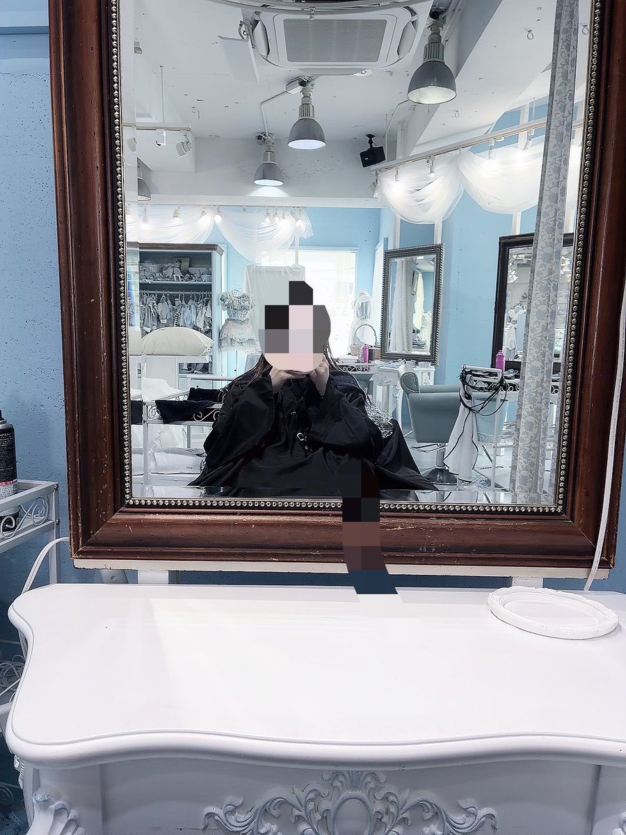 hanamiya_vrc's tweet photo. 黒髪に戻った❤︎
水色に囲まれた店内かわいかった.⋆𝜗𝜚.†⋆ https://t.co/pnrT05qVV2