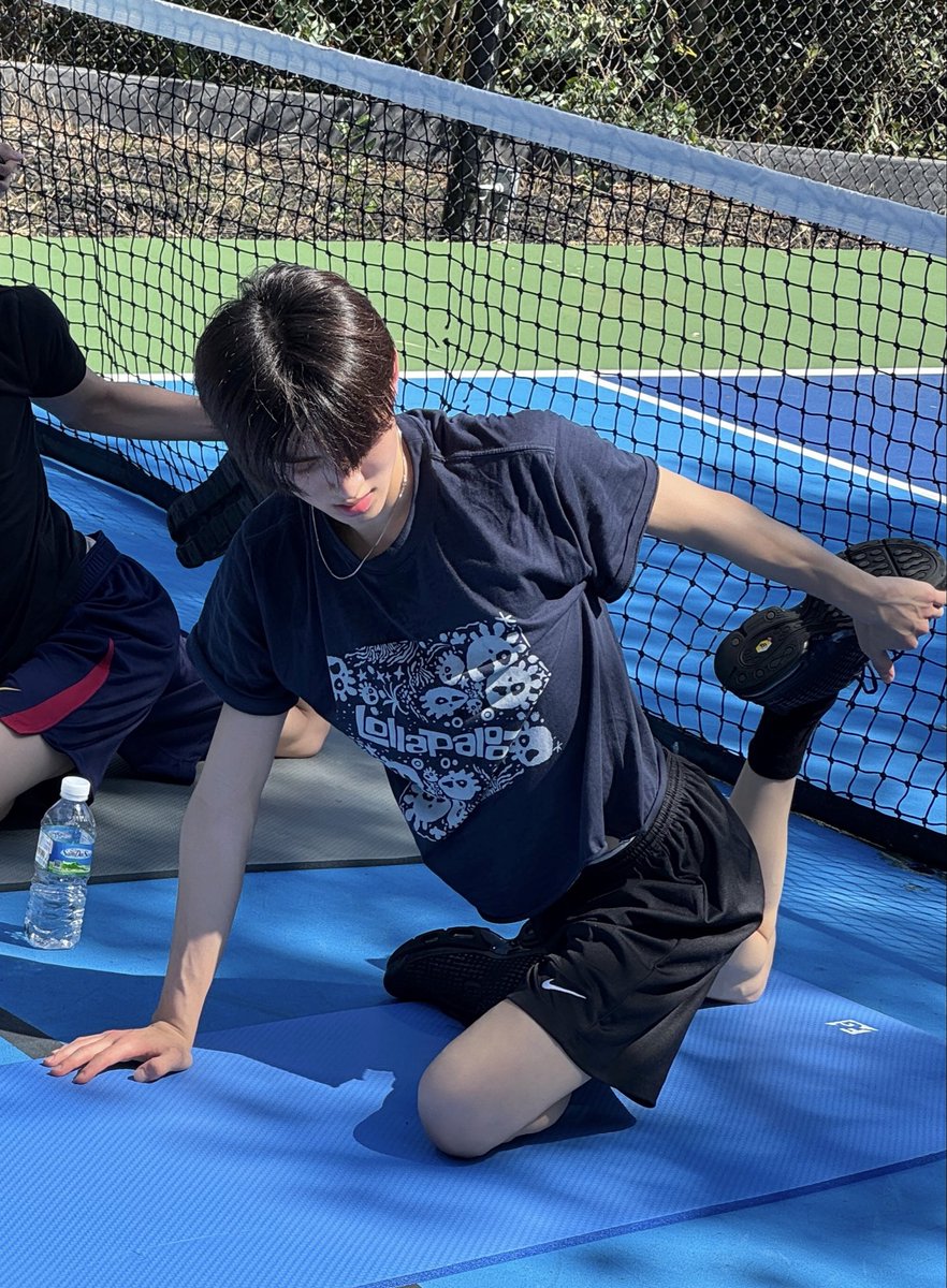 eomseaniee's tweet photo. 😭🫳🏻

day one                                          one day https://t.co/0YrcUGNOq7