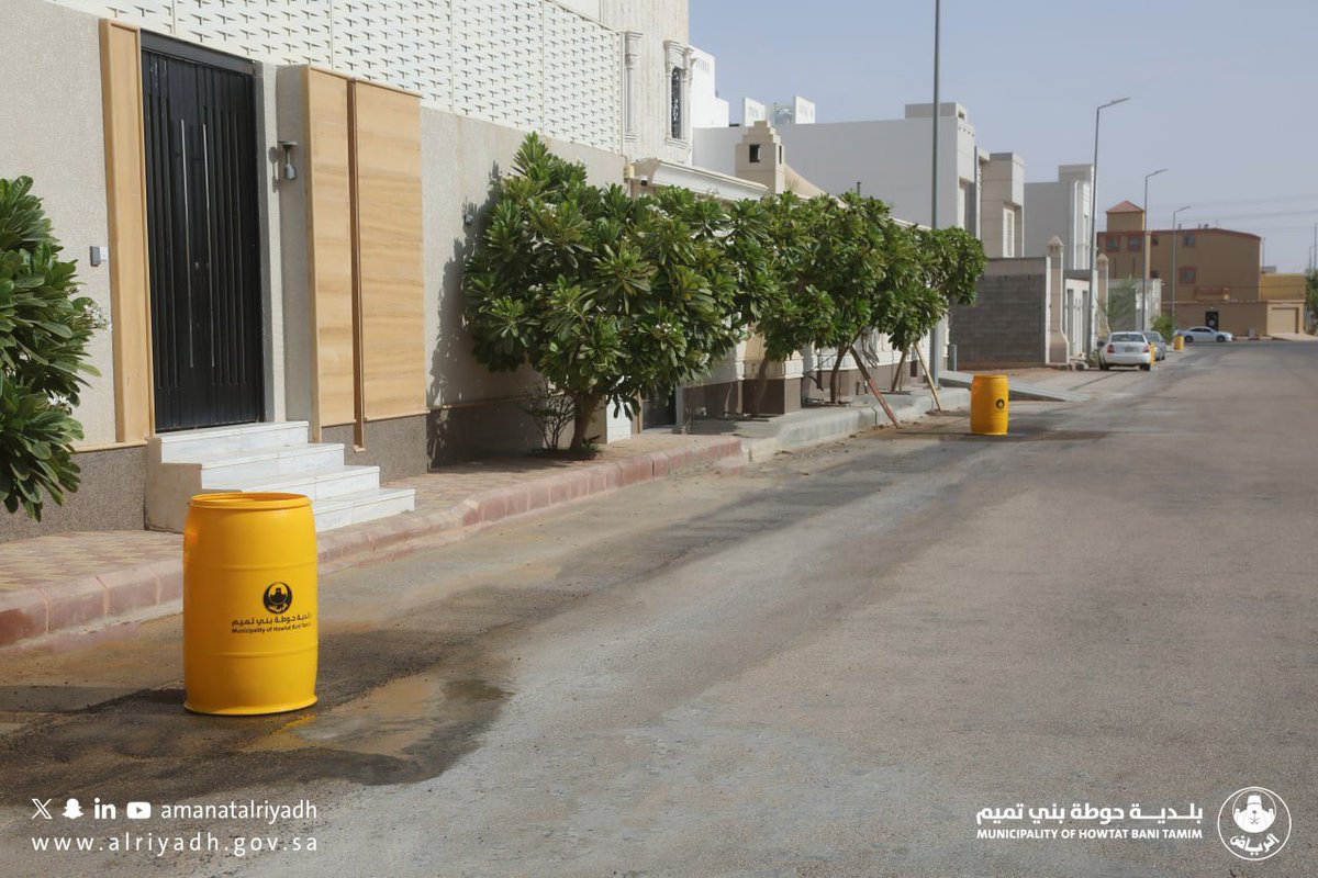 HTamimMun's tweet photo. جودة حياة مستدامة ✨

ضمن جهودها الوقائية؛ كثّفت #بلدية_حوطة_بني_تميم  أعمال رش وتعقيم حاويات النفايات في مختلف الأحياء والطرق الرئيسية. 🗑️
  
#أمانة_منطقة_الرياض https://t.co/GcRNFbMJKm