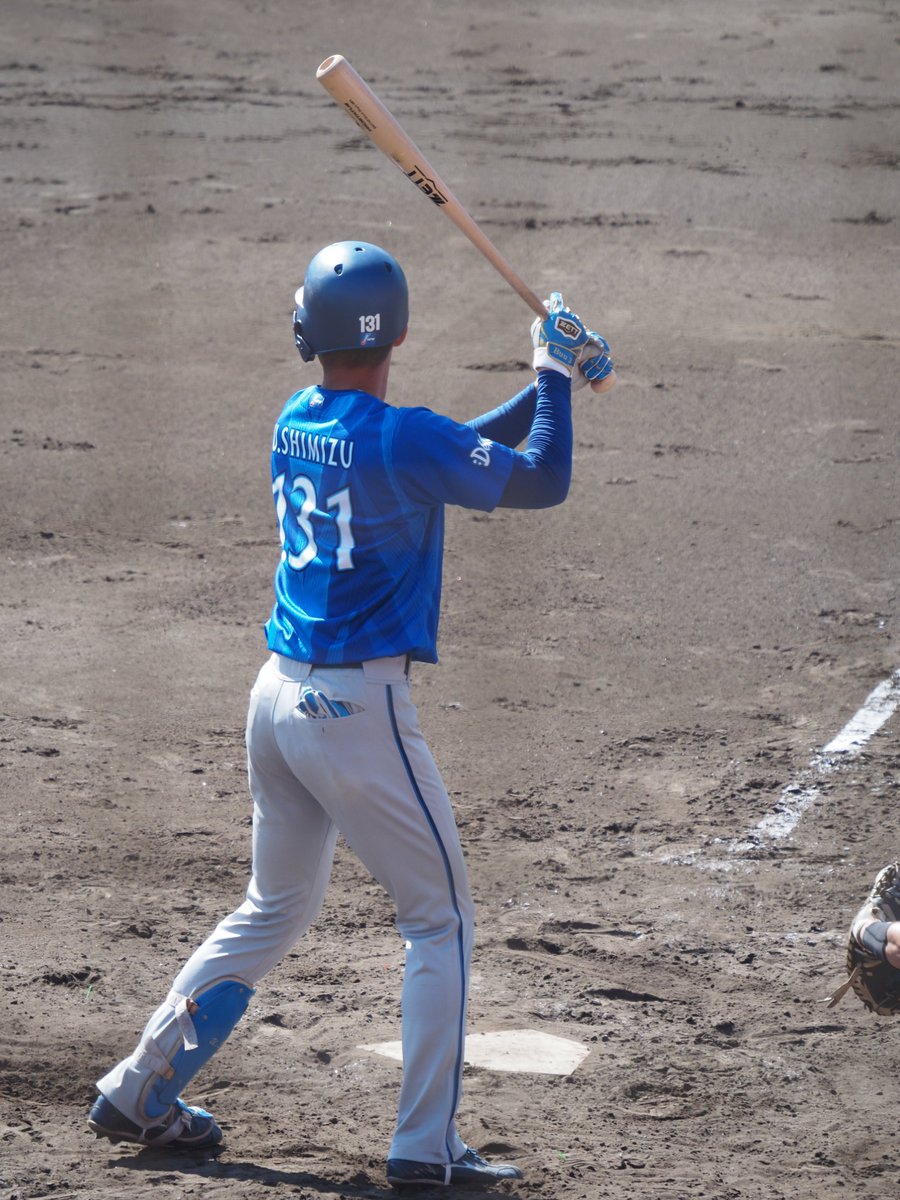 syjr5's tweet photo. ９番サードで出場の清水詩太。
前回現地で見た楽天戦も含めて
正直まだまだ攻守両面に課題有り、という印象だけど、
まぁ、そういう選手の実戦機会の為にフェニックスリーグがあるんで

何がええんか分からん、みたいな選手が
翌年バリバリ主軸、とかあるから面白いんよな

#baystars
10/15 アイビー https://t.co/de802KePx6