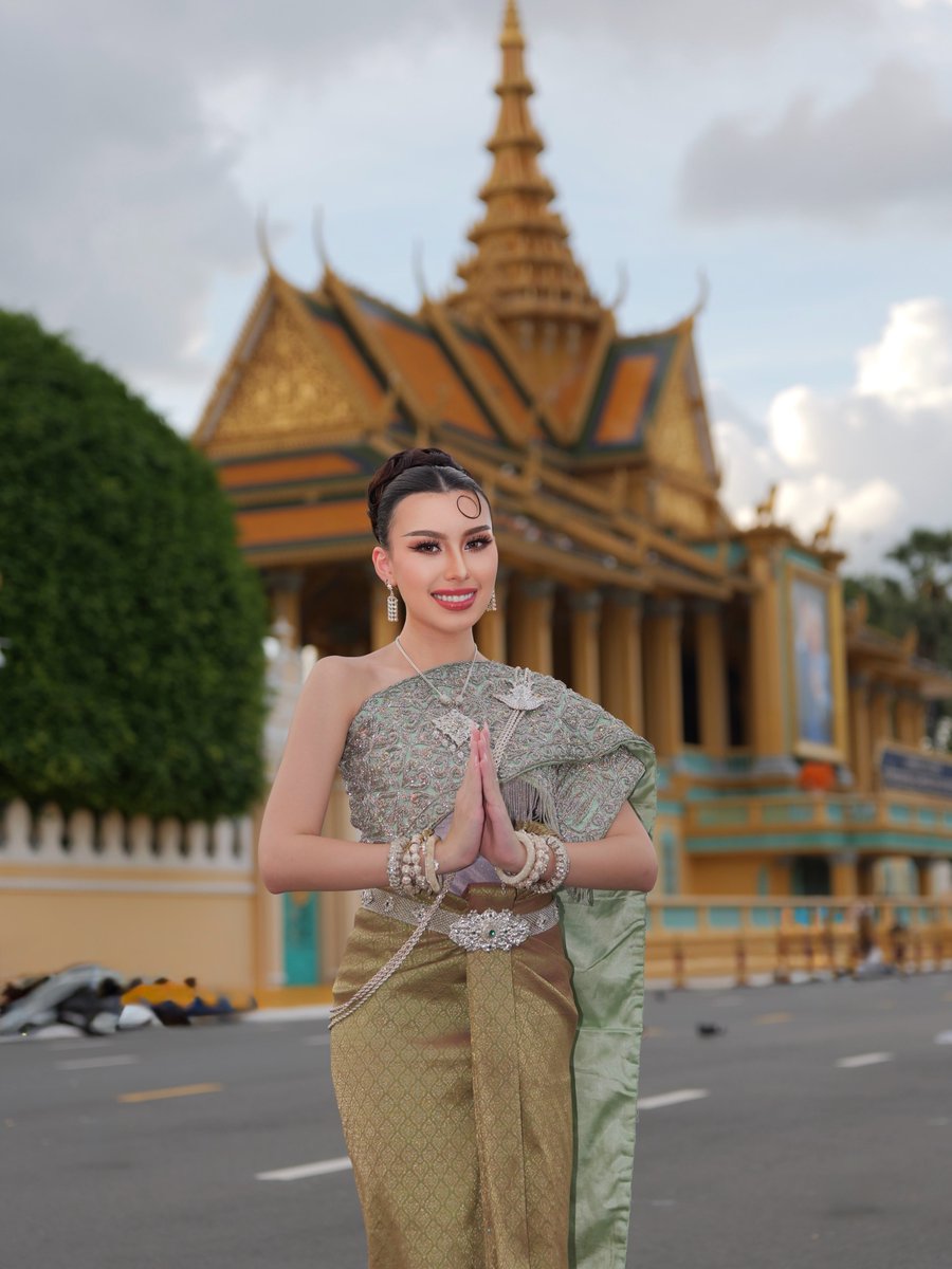 RakVirakOffical's tweet photo. How a stunning miss teen universe indonasia 2026 in Khmer traditional dress ! 🇰🇭🇮🇩🙏❤️ #cambodia #indonasia #ShaniyaMacLeod #missteenuniverseindonasia2026 #chutsbaikhmer #khmerculture #ឈុតស្បៃខ្មែរ https://t.co/nVWo02QLJq