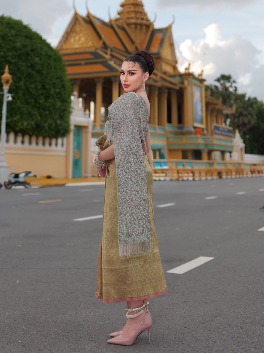 RakVirakOffical's tweet photo. How a stunning miss teen universe indonasia 2026 in Khmer traditional dress ! 🇰🇭🇮🇩🙏❤️ #cambodia #indonasia #ShaniyaMacLeod #missteenuniverseindonasia2026 #chutsbaikhmer #khmerculture #ឈុតស្បៃខ្មែរ https://t.co/nVWo02QLJq