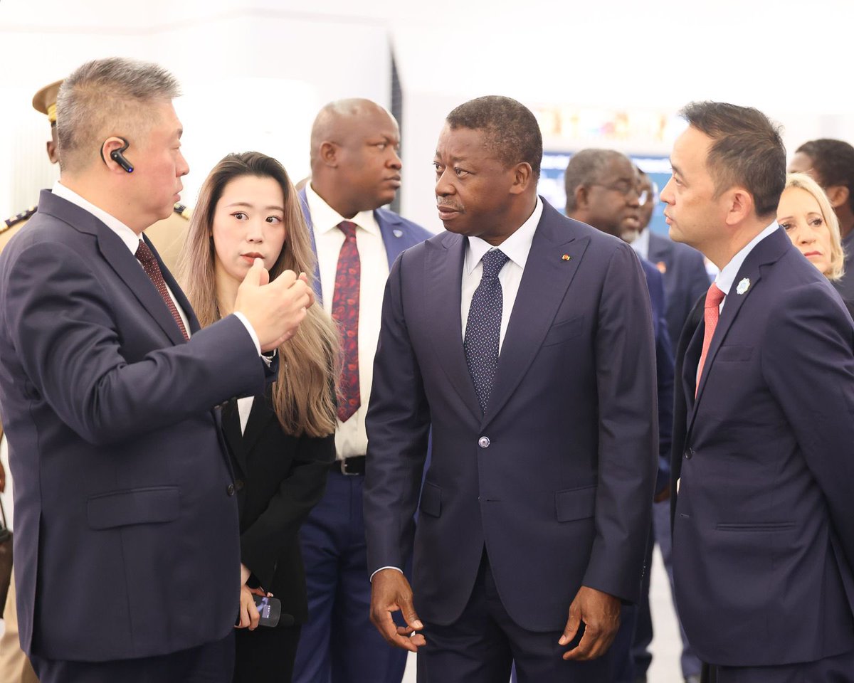 LareYendou's tweet photo. Le Togo accélère sa transition numérique. À #Shenzhen, le PC @FEGnassingbe
scelle un accord stratégique avec #Huawei : connectivité, douane et transports intelligents. Un pas de géant sous la #Vᵉ_République pour doter notre nation d'infrastructures de pointe.
#Togo_chine https://t.co/q4gHhP462j