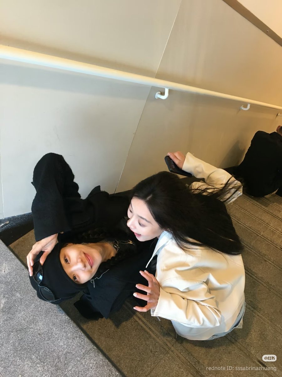 Storyduffy_'s tweet photo. dafei xiaohongshu update [19.10.26]
“มาถ่ายรูปด้วยกันสักรูปกันเถอะ ʕ.•᷅•᷄.ʔ
#.ช่วงเวลาของเราผ่านเลนส์กล้อง #.แน่นอนว่าต้องถ่ายรูปเก็บบันทึกช่วงเวลาของพวกเราไว้สิ ”

#จวงต๋าเฟย #ZhuangDafei #庄达菲 https://t.co/poEFXoqCov