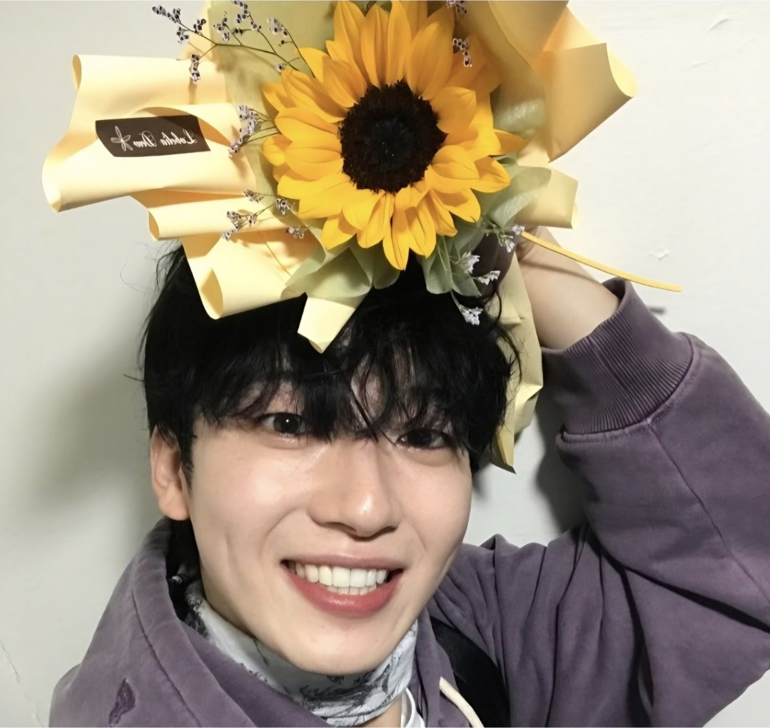 ldah__005's tweet photo. 해바라기 잘 어울리는 남자 어떤데.
그냥 이제 해바라기만 보면 곽민수 밖에 생각 안남😚

해바라기 같은 남자 너무 조으다🌻💛

#곽민수 https://t.co/ZgQxjLGyQu