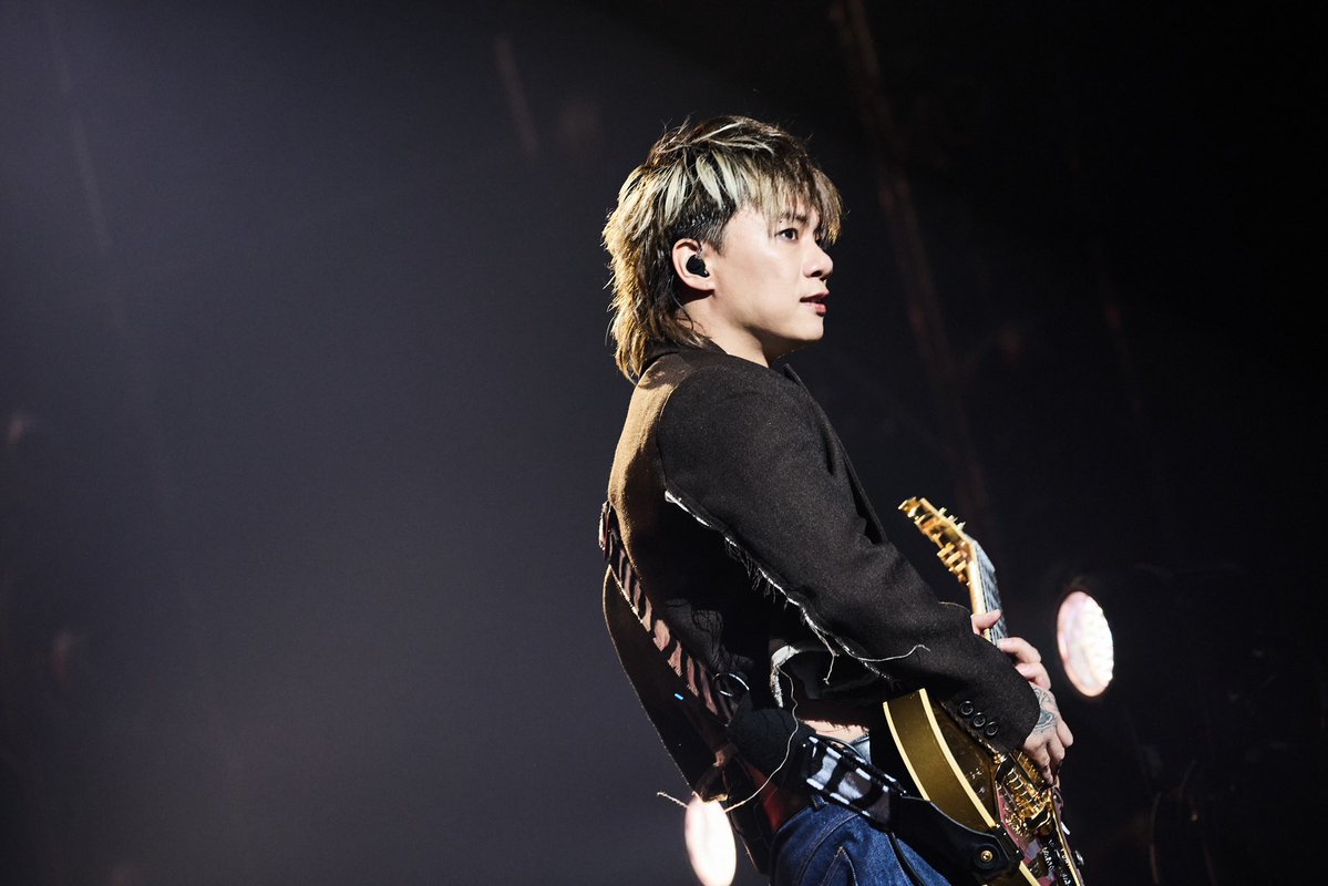 kaitiono's tweet photo. PYRAMID tour 30日目
大阪城ホール
国内公演ファイナルありがとうございました！！

完走したー！！！
前日のこともありどうなってしまうのかとゆう状況
雄大は今日死んでもいいと言ってその覚悟も思いも俺たちは背負って一緒に死ぬ気でやらなきゃと本番に望みました
LIVEをしてたら今日はいける！と確信に変わった！
本当によく頑張ったよ雄大！！

そしてあらためてみんながみんなを思いやれるメンバーが揃ったNovelbrightはいいバンドだと感じた、そこに携わってくれるスタッフもチームもそしてなによりも応援してくれるみんなすべての思いが一つになったと思う😭
本当にありがとう！！

このバンドに入ってほんとうによかった！！

最高のツアーになりました！！

Openingで出てくれたACE COLLECTIONもありがとう！！
THE AGULとともにほんまにいい後輩です！！
絶対デカくなると思うやつらです！！🫰

来年のツアーも楽しみです！！

アジアはまだ台湾があるのでよろしくおねがいします！！