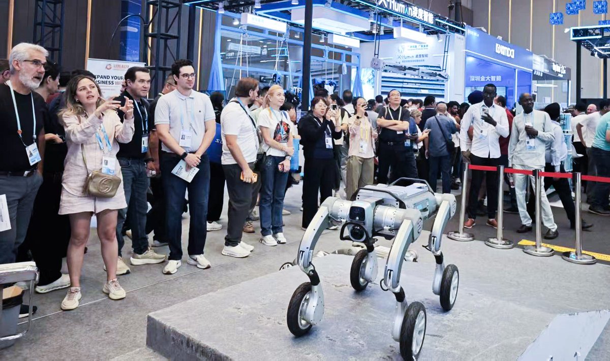 GalileoRobot's tweet photo. 🏆 Galileo E1 won Gold at the 2026 Canton Fair Design Innovation Award! A milestone for our robotics R&amp;D and product design.

📧 https://t.co/J6VbFaR4S9
#galileorobotics #cantonfair #robotics https://t.co/xrsJYbQJHo